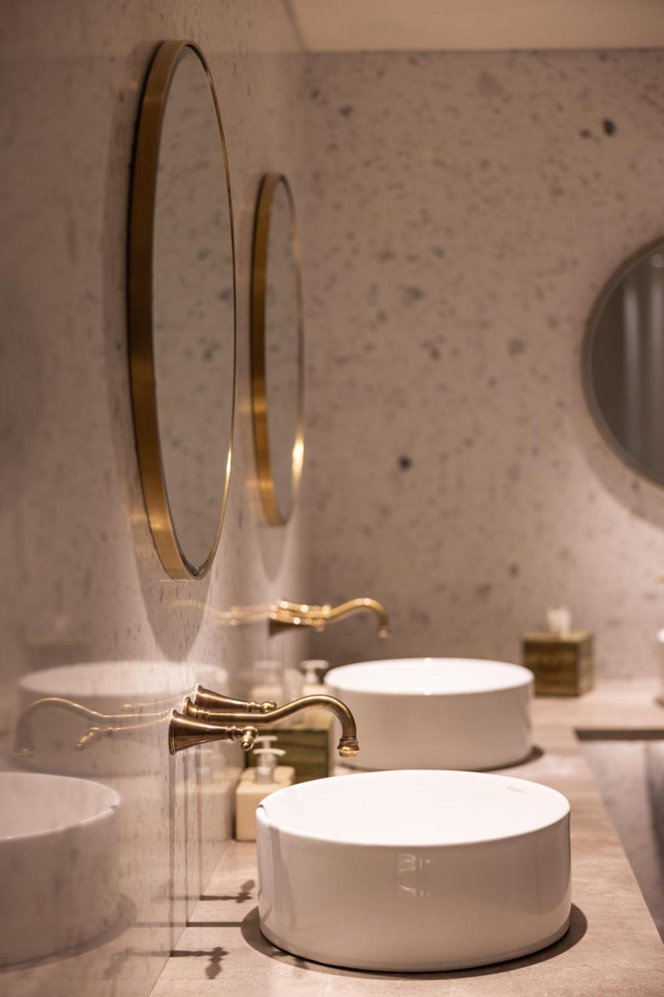 Taj Lands End Hotel Mumbai Exterior photo Bathroom