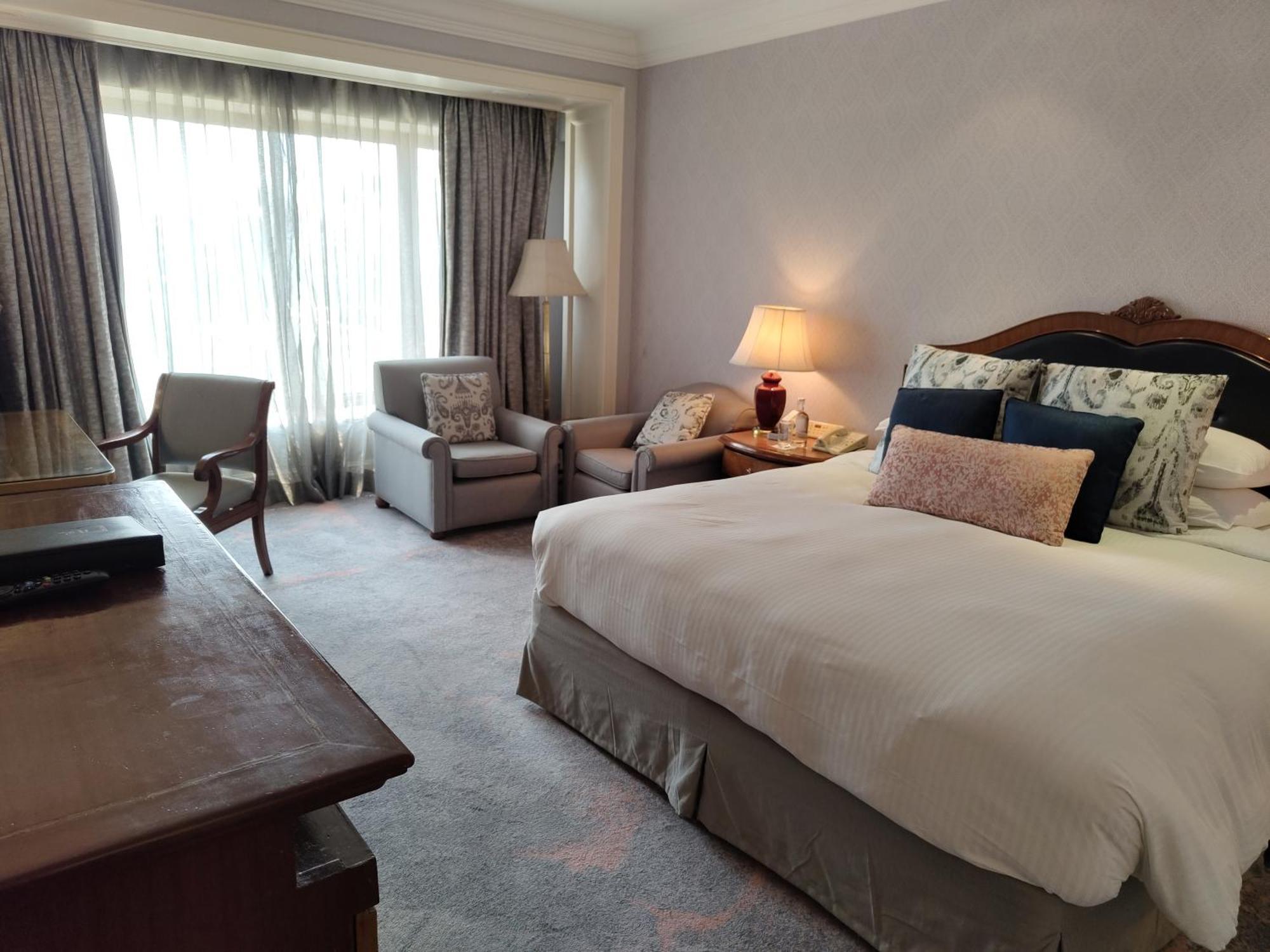 Taj Lands End Hotel Mumbai Exterior photo A room at the hotel